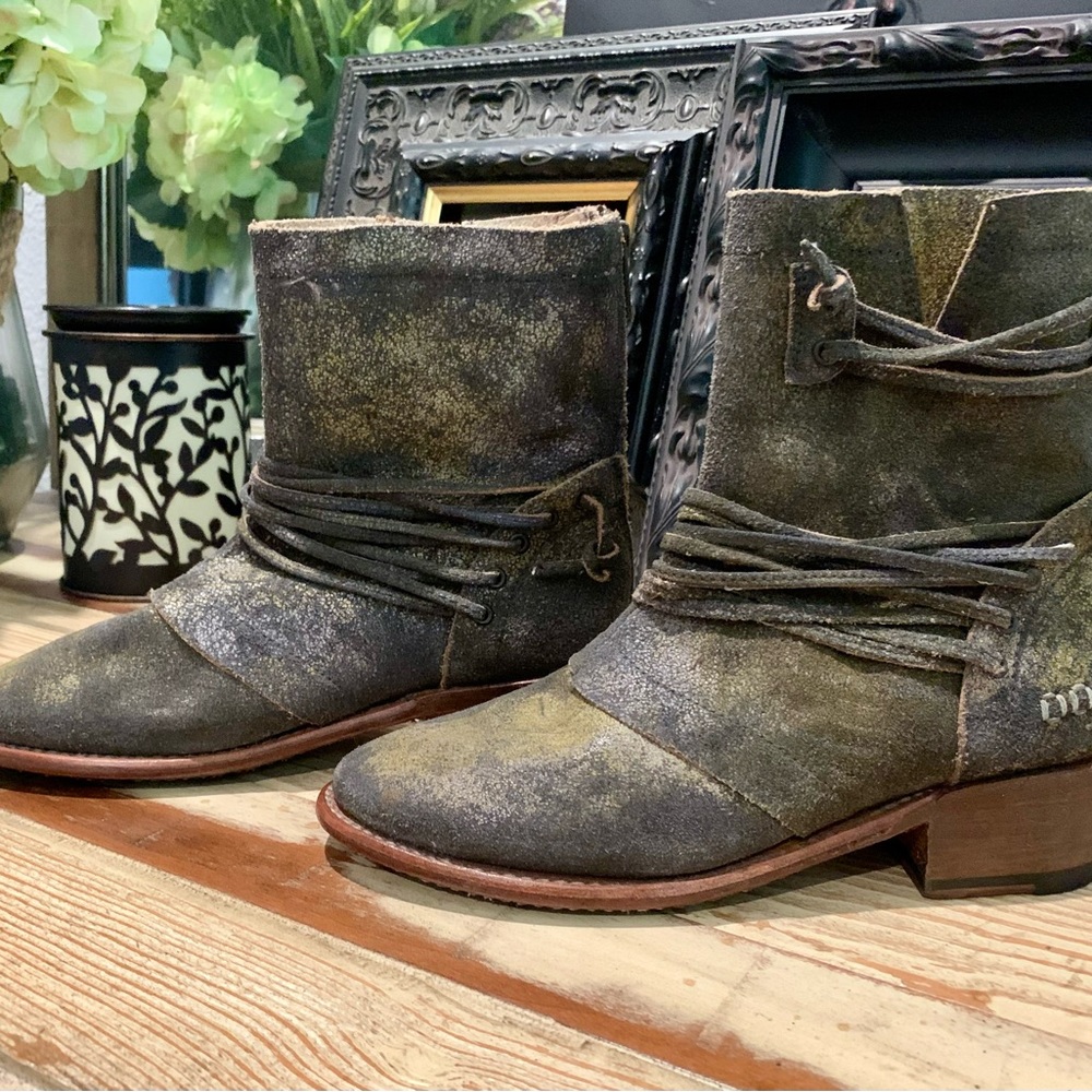 Bed | Stu size 6.5  Forest green little booties.